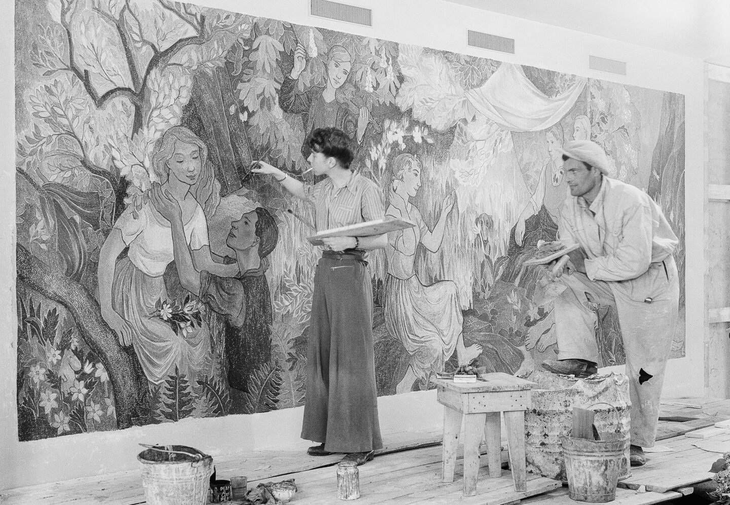 Helsingin kaupungintalo, ravintola Kaupunginkellari. Tove Jansson ja Niilo Suihko maalaavat freskoa Juhlat maalla. © Helsingin kaupunginmuseo / Foto Roos